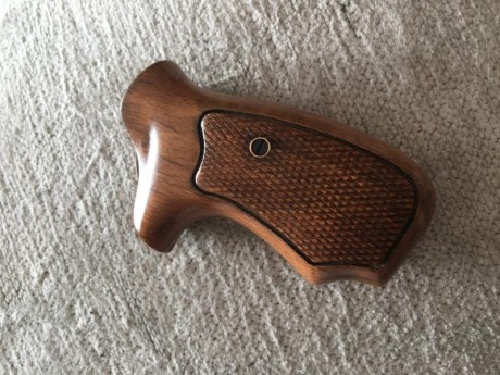 Vendo mi revolver Astra 680 con cachas originales de madera y anaromicas de goma de la marca Astraz. (220€)

La 00