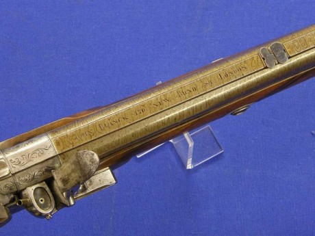Voy a colocar unas fotos de un arma larga alemana de llave de mecha del siglo XVI. 72