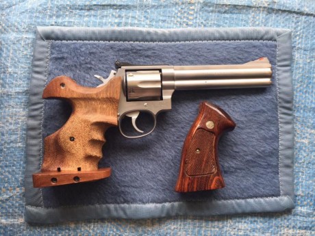Un compañero, vende este revolver Smith & Wesson de 6 pulgadas con cacha original y otra anatómica,por 01