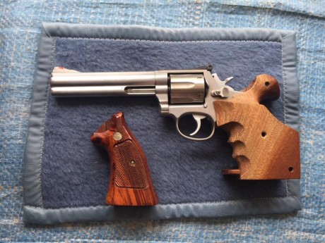 Un compañero, vende este revolver Smith & Wesson de 6 pulgadas con cacha original y otra anatómica,por 00