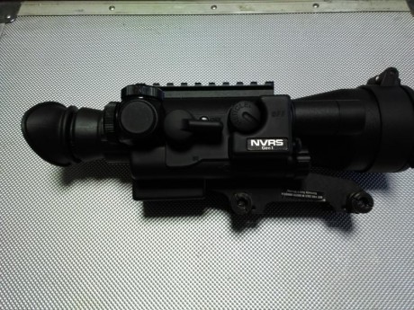 Un amigo me ha pedido que Le ponga a la venta estos dos visores nocturnos, uno es un Dedal 140 de primera 00