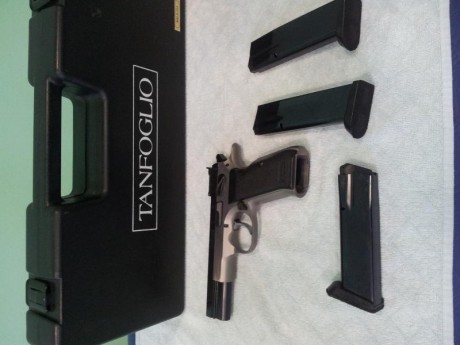 SE VENDE TANFOGLIO 45 ACP, CON TRES CARGADORES. ESTA CASI NUEVA, SE PUEDE PROBAR SIN NINGUN PROBLEMA.
LA 00