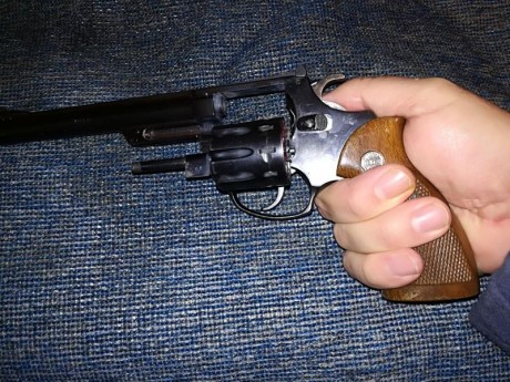 Hola
vendo
Revolver Astra 6 pulgadas con 9 recamaras del calibre 22.........50€
Pistola Smith Wesson 909 01