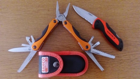 Muy Buenas
 Vendo este conjunto  de multiherramienta , con su funda,  y navaja BAHCO. 
Estan absolutamente 01
