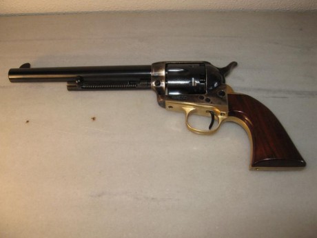   VENDO REVOLVER AVANCARGA, MARCA UBERTI, MODELO CATTLEMAN, CALIBRE 44, CAÑON 7 1/2 PULGAS  

Vendo revolver 02