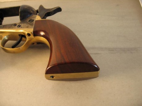   VENDO REVOLVER AVANCARGA, MARCA UBERTI, MODELO CATTLEMAN, CALIBRE 44, CAÑON 7 1/2 PULGAS  

Vendo revolver 12