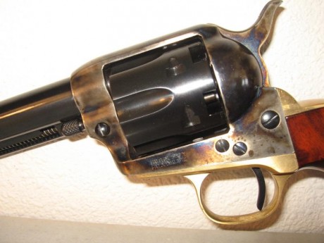   VENDO REVOLVER AVANCARGA, MARCA UBERTI, MODELO CATTLEMAN, CALIBRE 44, CAÑON 7 1/2 PULGAS  

Vendo revolver 40