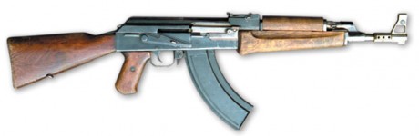 En mi opinio el AKM mas conocido por AK-47, aunque el AKM es la version mas moderna del AK-47, es para 80
