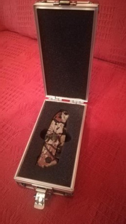Se vende navaja de camuflaje nueva, con caja acolchada. Lleva mimetizada hasta la hoja.
25 €. 01