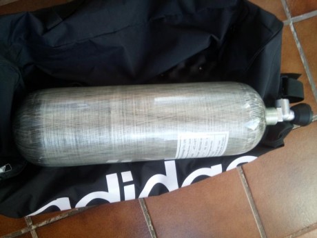 Vendo  
 scuba de fibra 300 bar
 6.9 litros
 Peso 4 kilos 
 Todas las revisiones al dia +
 Estacion de 12
