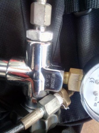 Vendo  
 scuba de fibra 300 bar
 6.9 litros
 Peso 4 kilos 
 Todas las revisiones al dia +
 Estacion de 11