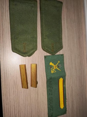 Parches, pepitos, correaje sahariano, pantalones antiguos..., todo en muy buen estado.

Interesados pedir 00
