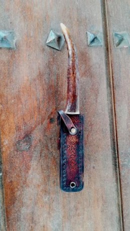 Cuchillo en asta de ciervo, con hoja en acero carbono de 3,2 mm de espesor y 10,5 cm de largo, funda de 02
