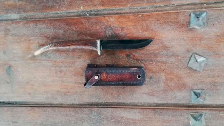 Cuchillo en asta de ciervo, con hoja en acero carbono de 3,2 mm de espesor y 10,5 cm de largo, funda de 01