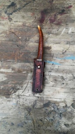 Cuchillo en asta de ciervo, con hoja en acero carbono de 3,2 mm de espesor y 10,5 cm de largo, funda de 00