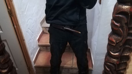 Cuchillo en asta de ciervo, con hoja en acero carbono de 3,2 mm de espesor y 10,5 cm de largo, funda de 10