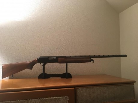 Vendo Escopeta semiautomatica     BROWNING B 80 SL   
En perfecto estado de revista, barniz cristal original 02
