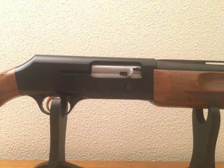 Vendo Escopeta semiautomatica     BROWNING B 80 SL   
En perfecto estado de revista, barniz cristal original 01