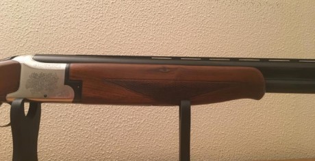 Vendo escopeta superpuesta marca   LAURONA   para la caza.
Largo de cañón 71cm , 1 y 3 estrellas,selectora 01