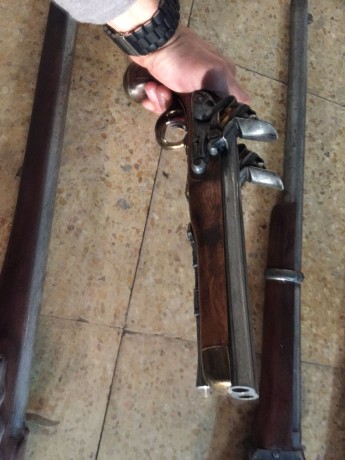 Necesito ayuda para saber que tipo de armas son las de las fotos que adjunto. En el cañón no tienen ninguna 01