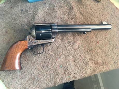 Saludos a los compositor del foro, por favor, alguien nos puede ayudar al dueño de este revolver Colt 02
