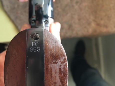 Saludos a los compositor del foro, por favor, alguien nos puede ayudar al dueño de este revolver Colt 01