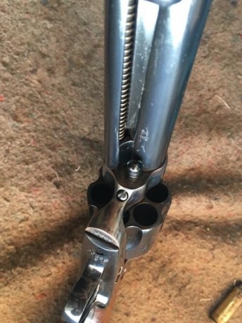 Saludos a los compositor del foro, por favor, alguien nos puede ayudar al dueño de este revolver Colt 11