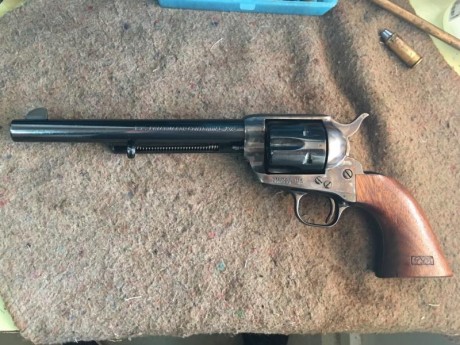 Saludos a los compositor del foro, por favor, alguien nos puede ayudar al dueño de este revolver Colt 10