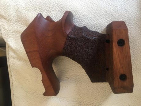 Hola,vendo cacha completamente nueva de una pardini k2s vino con la pistola y la anterior dueña la compró 01