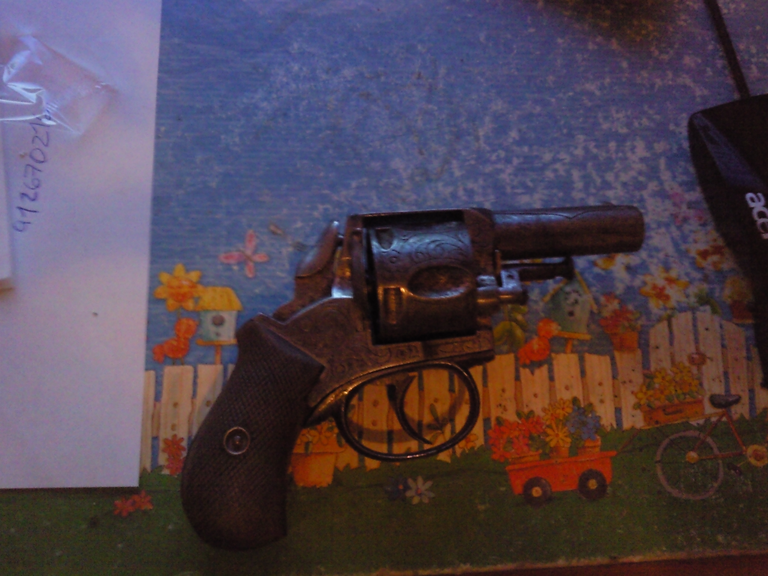 Hola, soy nuevo en esto y tengo un revolver antiguo de herencia y no se que modelo es ni nada por el estilo. 00