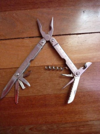 Multiherramienta Leatherman Tool.
Tengo muy poca informacion sobre esta multi, fabricada entre finales 71