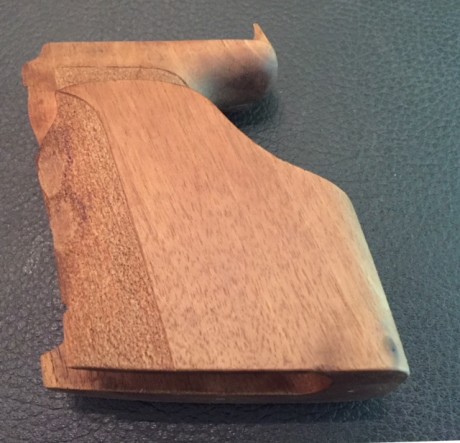 Se ofrecen unas cachas usadas, pero en buen estado, para la pistola HK P9 Sport. Nuevas rondan los 250€. 01