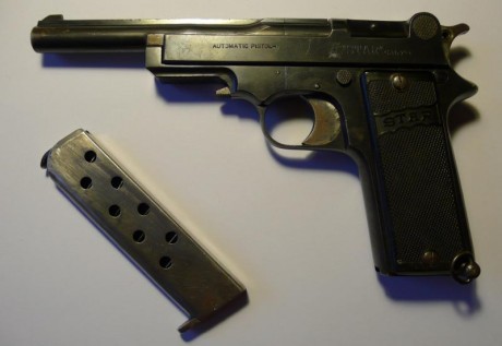 Se vende Star Sindicalista guiada en F, con un cargador es de calibre 7,65, la pistola tiene una hernia 01