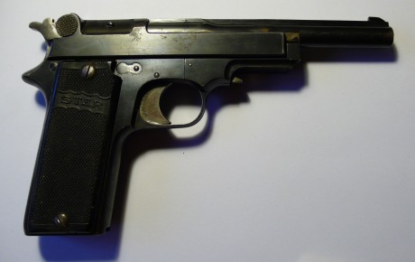 Se vende Star Sindicalista guiada en F, con un cargador es de calibre 7,65, la pistola tiene una hernia 00