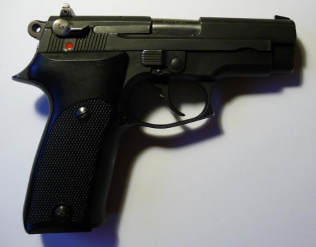Se Vende Astra A90, pocos disparos, guiada con licencia tipo B, el arma viene con un cargador y funciona 01