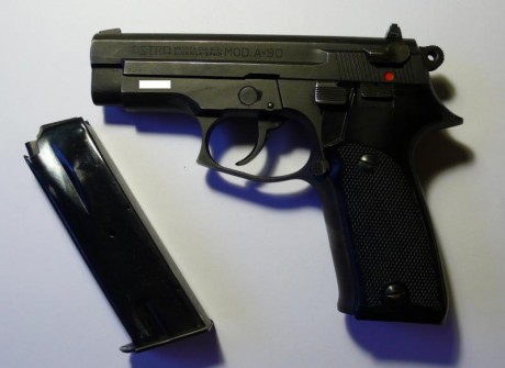 Se Vende Astra A90, pocos disparos, guiada con licencia tipo B, el arma viene con un cargador y funciona 00