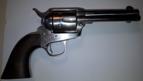 Se vende revolver Uberti calibre 45 long colt, en inoxidable, muy poco uso, guiado en F, está en Zaragoza 01