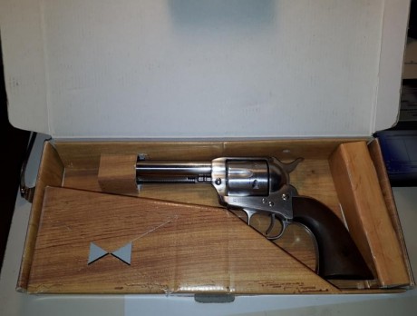 Se vende revolver Uberti calibre 45 long colt, en inoxidable, muy poco uso, guiado en F, está en Zaragoza 00