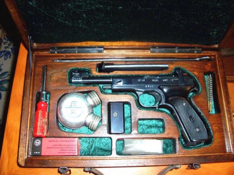 Voy a forrar un maletin para un revolver  con terciopelo y estoy indeciso en el color de la tela.

Si 61