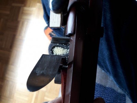 hola a todos,sigo con problemas con la  chispa asi que me he echo un pedernal de pinza de la ropa para 00
