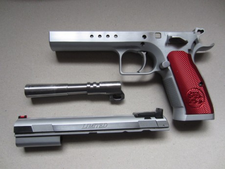 Pues eso: que vendo la citada pistola, que está en perfecto estado, cachas de aluminio, dos cargadores 02