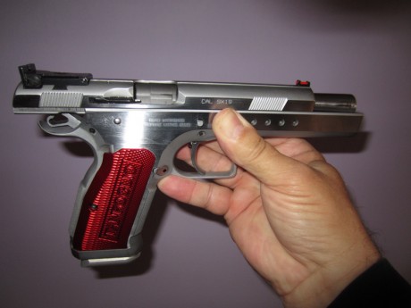 Pues eso: que vendo la citada pistola, que está en perfecto estado, cachas de aluminio, dos cargadores 01