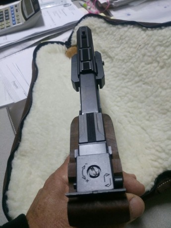 Pistola BENELLI MP 95 E en muy buen estado, con dos cargadores, cacha anatómica, agujas de repuesto, llaves 02