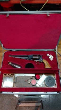Voy a forrar un maletin para un revolver  con terciopelo y estoy indeciso en el color de la tela.

Si 101
