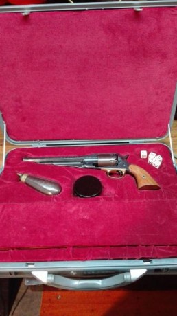 Voy a forrar un maletin para un revolver  con terciopelo y estoy indeciso en el color de la tela.

Si 100