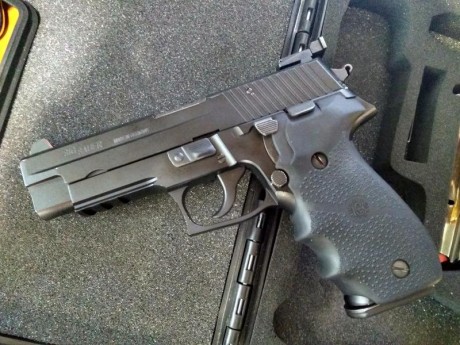 Cambio mi SIG SAUER P226 del 9 PARA por otra pistola. Tiene miras LPA, cachas HOGUE y un kit SRT. Tengo 01