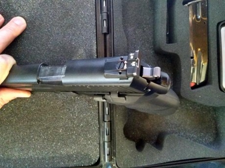 Cambio mi SIG SAUER P226 del 9 PARA por otra pistola. Tiene miras LPA, cachas HOGUE y un kit SRT. Tengo 00