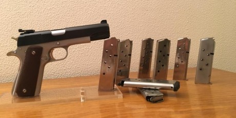 Vendo pistola marca NORINCO calibre 45 ,buen estado , gatillo y martillo chapado en oro,  CON 7 CARGADORES. 01