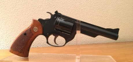 Vendo REVOLVER ASTRA CADIX C/38 con dos juegos de cachas, una de armazón pequeño y la otra de inyectado 02