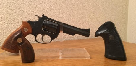 Vendo REVOLVER ASTRA CADIX C/38 con dos juegos de cachas, una de armazón pequeño y la otra de inyectado 01